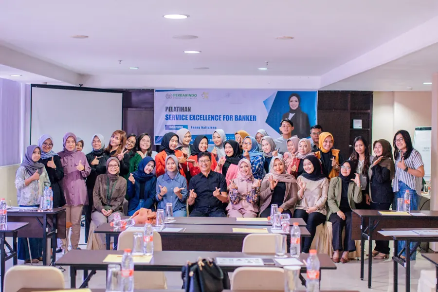 Foto bersama Fanny Naftalena dan peserta pelatihan Service Excellence for Banker di Cirebon