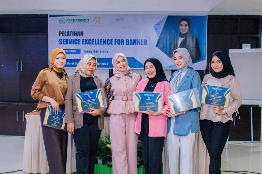Fanny Naftalena bersama peserta Perbarindo Komisariat Cirebon memegang sertifikat