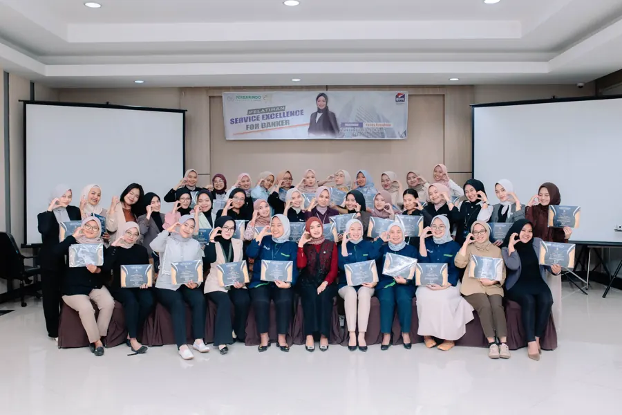 Foto bersama Fanny Naftalena dan 40 peserta Perbarindo Komisariat Cirebon memegang sertifikat