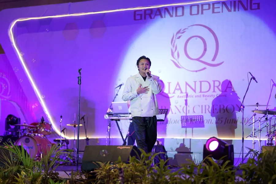 Penampilan bintang tamu Rizky Febian pada Grand Opening Qiandra Cabang Cirebon