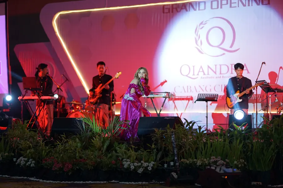 Penampilan penyanyi dan band di panggung Grand Opening Qiandra Cabang Cirebon