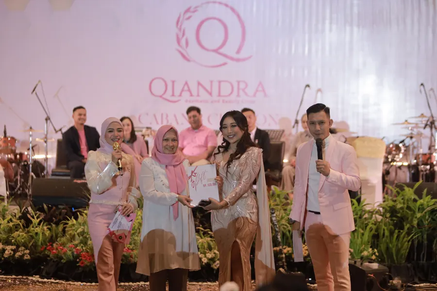 Sesi pemberian voucher pada Grand Opening Qiandra Aesthetic and Beauty Clinic Cabang Cirebon