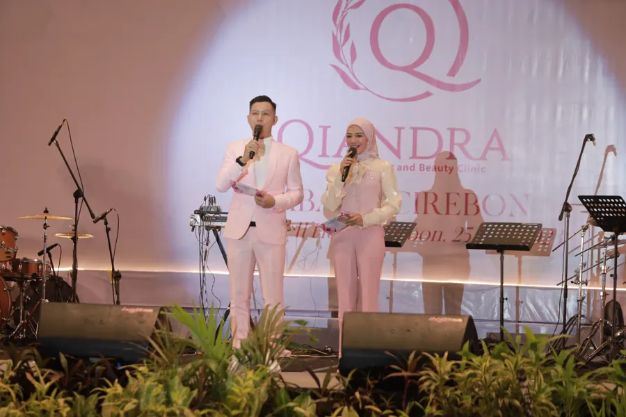 Fanny Naftalena dan rekan MC memandu Grand Opening Qiandra Aesthetic and Beauty Clinic Cabang Cirebon