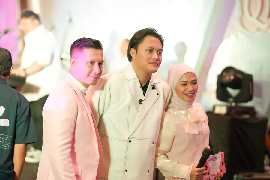 Fanny Naftalena bersama rekan MC dan guest star Rizky Febian di Grand Opening Qiandra Cabang Cirebon