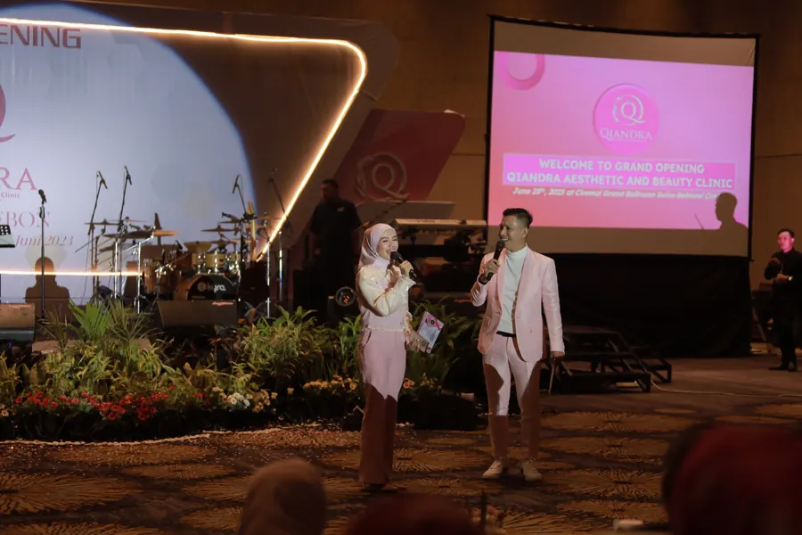 Fanny Naftalena memandu acara di ballroom Swissbell Hotel Cirebon pada Grand Opening Qiandra