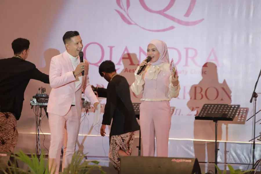 Fanny Naftalena berinteraksi bersama rekan MC di panggung Grand Opening Qiandra Cabang Cirebon