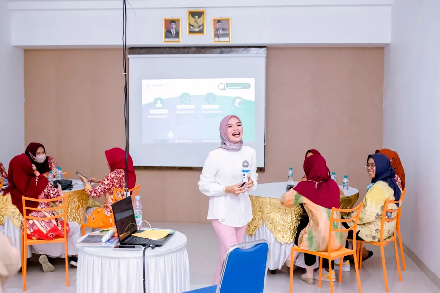 Fanny Naftalena tertawa saat membawakan materi personal etiquette di depan peserta RSIA Irhamna