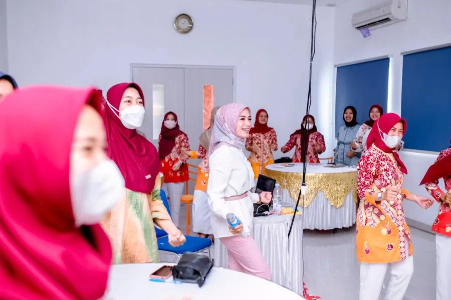 Peserta RSIA Irhamna mengikuti sesi energizer bersama Fanny Naftalena