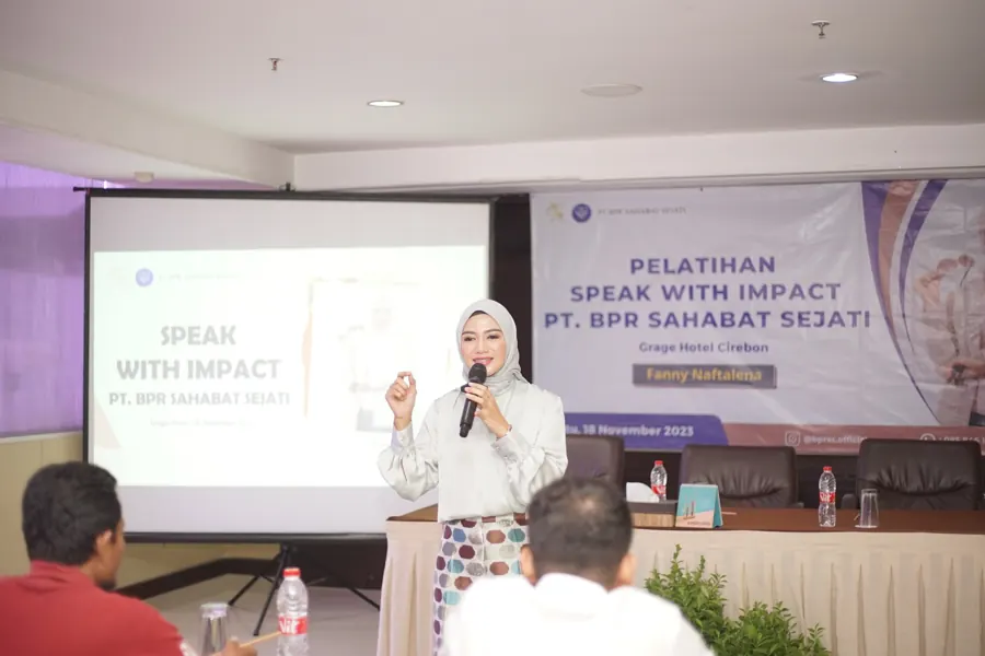 Fanny Naftalena membawakan pelatihan Speak with Impact untuk PT BPR Sahabat Sejati di Grage Hotel Cirebon