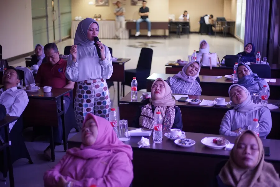 Sesi relaksasi dan visualisasi pada pelatihan Speak with Impact PT BPR Sahabat Sejati