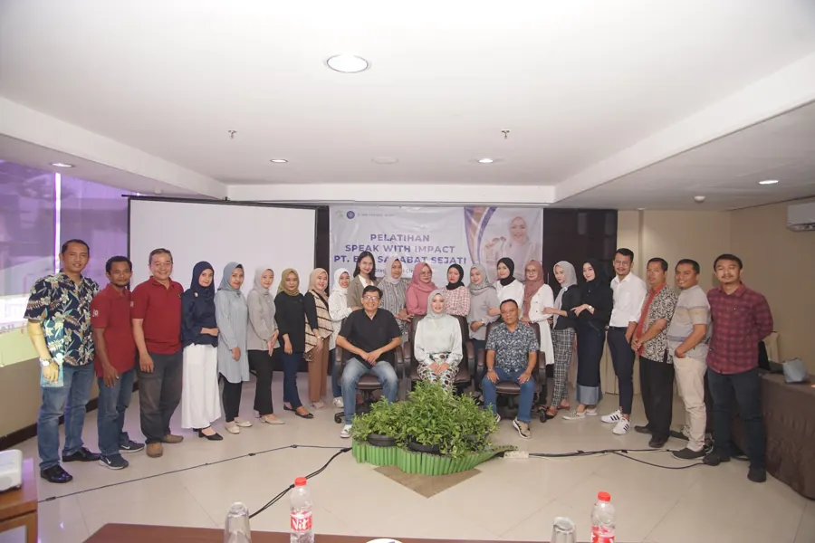 Foto bersama Fanny Naftalena dan peserta pelatihan PT BPR Sahabat Sejati