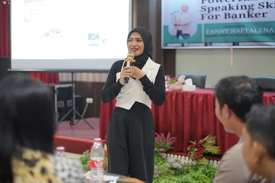 Fanny Naftalena membawakan pelatihan Public Speaking Skills for Banker untuk PT BPR Sahabat Sejati