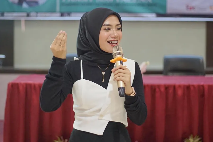 Fanny Naftalena menyampaikan materi public speaking kepada peserta PT BPR Sahabat Sejati