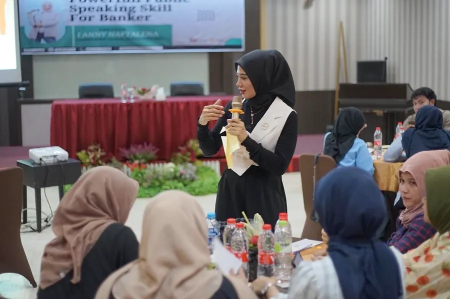 Fanny Naftalena berinteraksi dengan peserta pelatihan Public Speaking PT BPR Sahabat Sejati