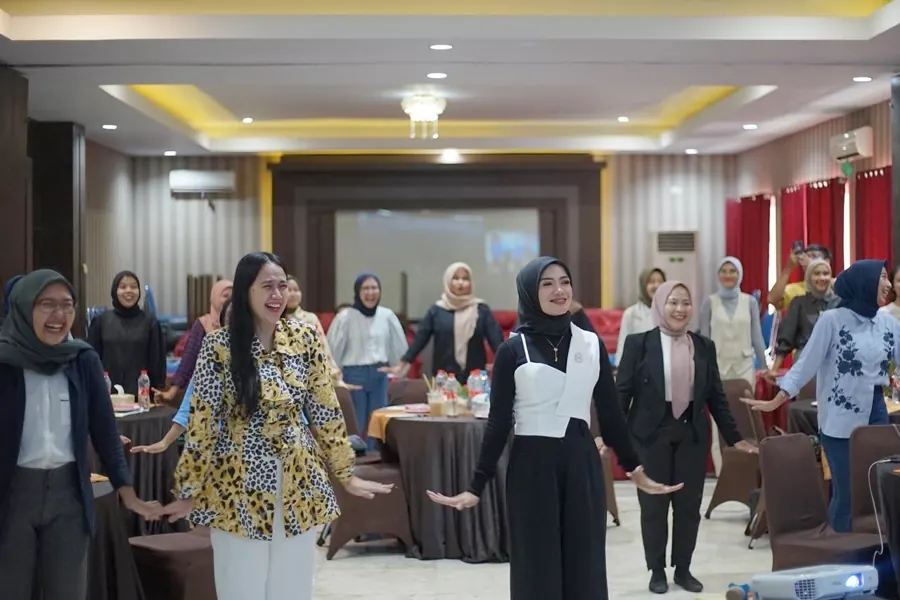 Peserta PT BPR Sahabat Sejati mengikuti sesi energizer bersama Fanny Naftalena