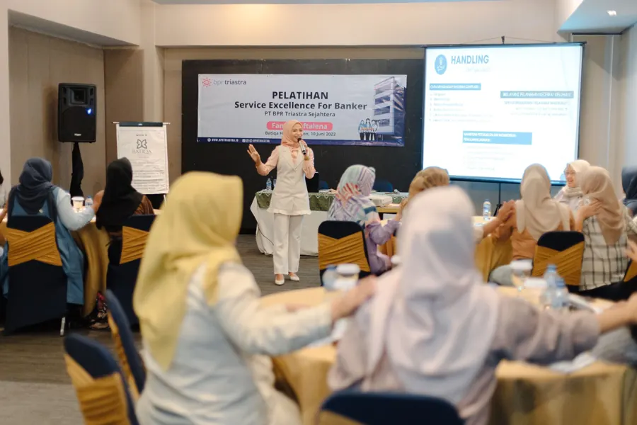 Suasana kelas pelatihan PT BPR Triastra Sejahtera di Batiqa Hotel Cirebon