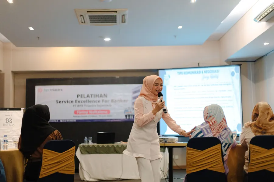 Fanny Naftalena berinteraksi dengan peserta pelatihan PT BPR Triastra Sejahtera