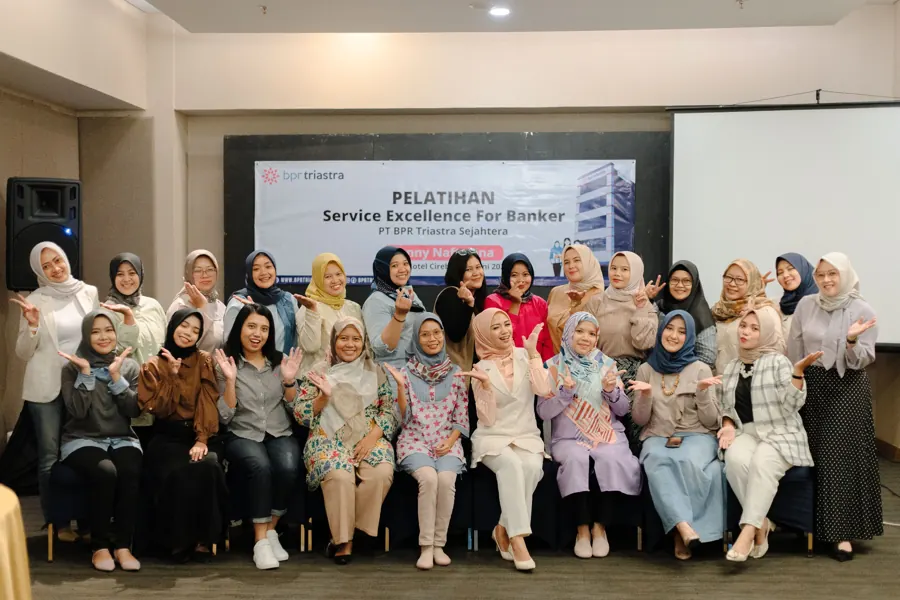 Foto bersama Fanny Naftalena dan peserta pelatihan PT BPR Triastra Sejahtera