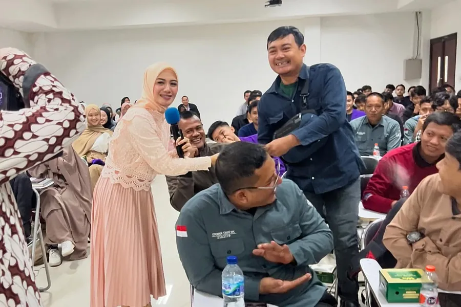 Fanny Naftalena berinteraksi dengan peserta mahasiswa di ruang pelatihan UNIMAR