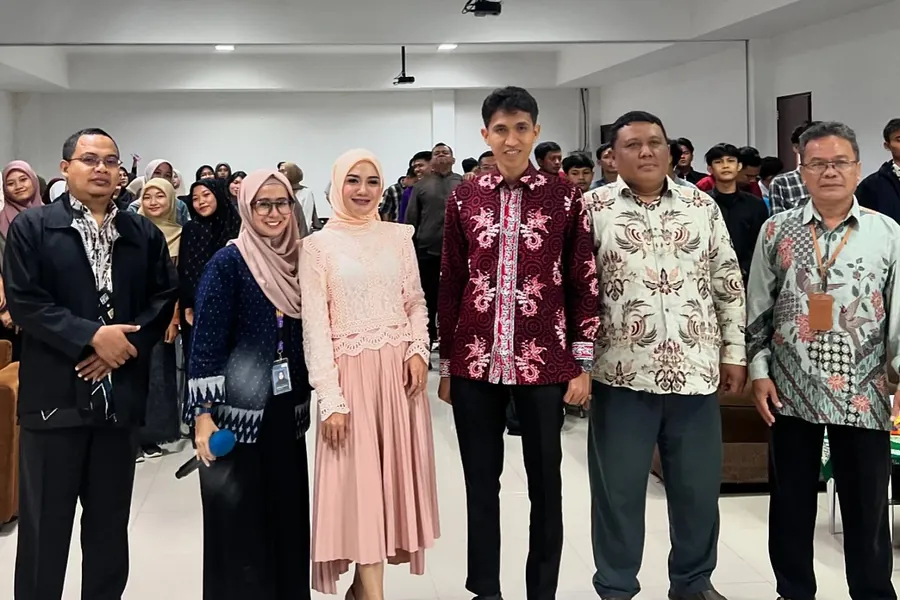Foto bersama Fanny Naftalena dan pihak kampus di depan peserta pelatihan UNIMAR