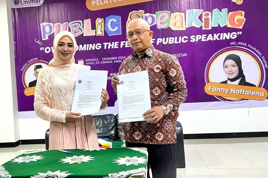 Penandatanganan kerja sama Fanny Naftalena sebagai Trainer UNIMAR selama 2 tahun di depan banner pelatihan