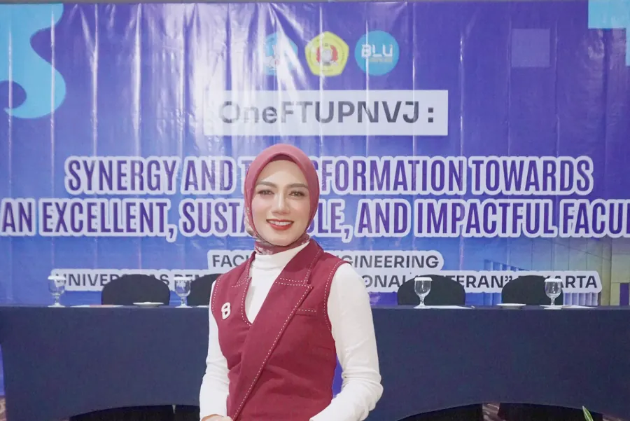 Fanny Naftalena berpose di depan banner OneFTUPNVJ Fakultas Teknik UPN Veteran Jakarta