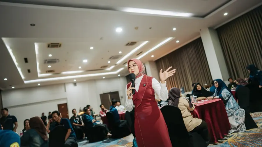 Fanny Naftalena membawakan sesi Fun Learning di depan peserta Fakultas Teknik UPN Veteran Jakarta