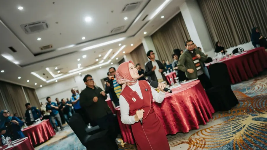 Peserta Fakultas Teknik UPN Veteran Jakarta berdiri dan ikut sesi energizer