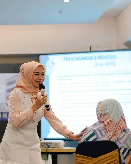 Fanny Naftalena membawakan Tips Komunikasi dan Negosiasi bersama peserta